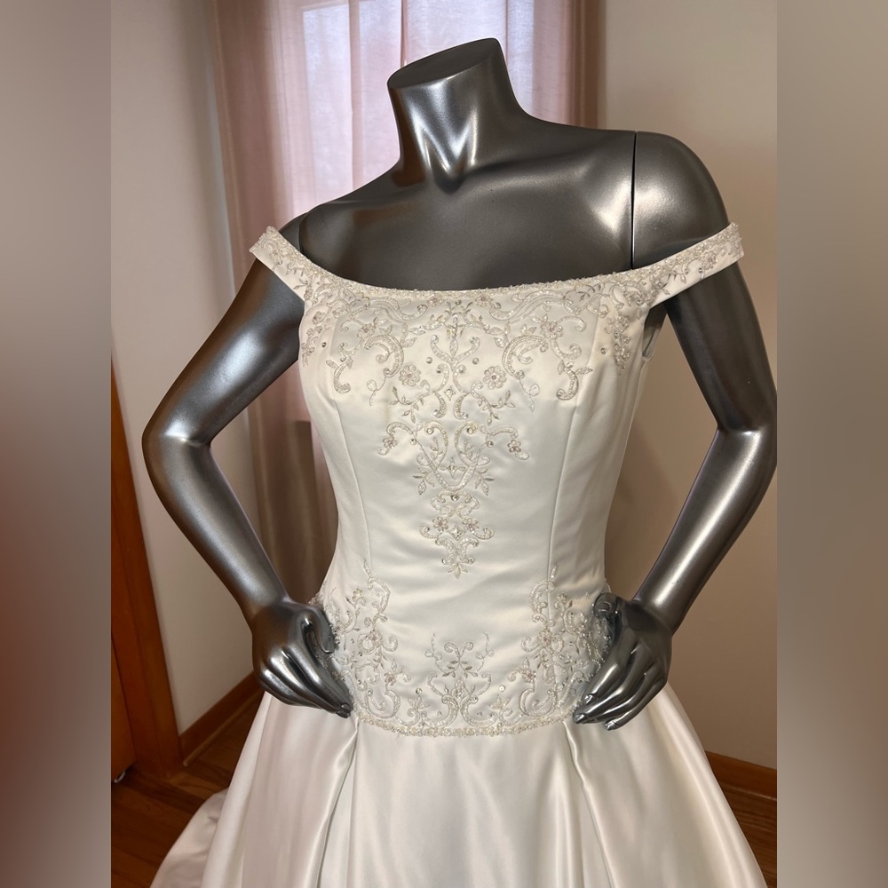 Elegant Off-Shoulder Ivory Embroidered Ball Gown - Picture 3 of 10